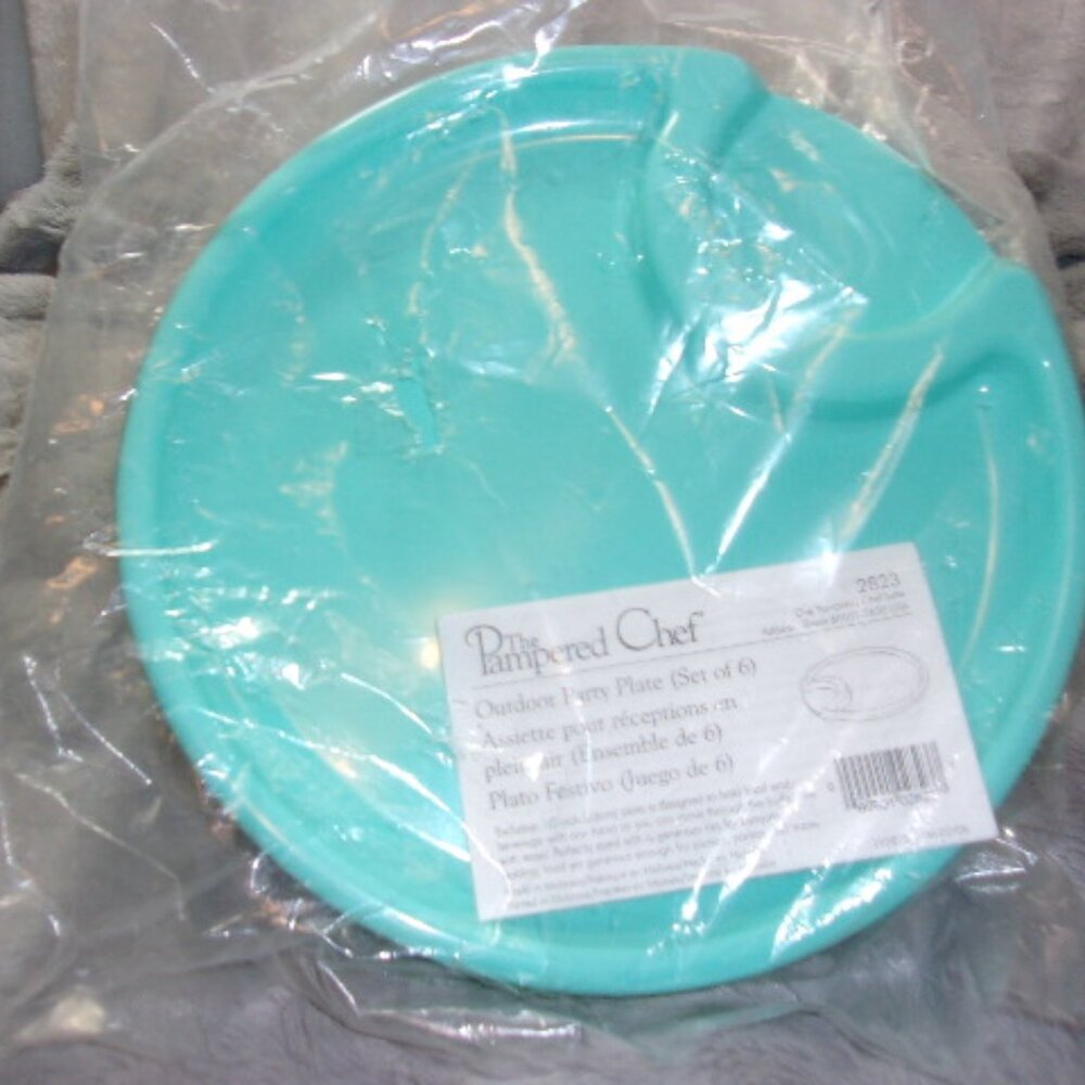 H-480 NEW THE PAMPERED CHEF SET OF 6 OUTDOOR PLASTIC PARTY PLATES